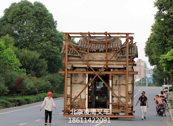叉車搬運(yùn)牌樓