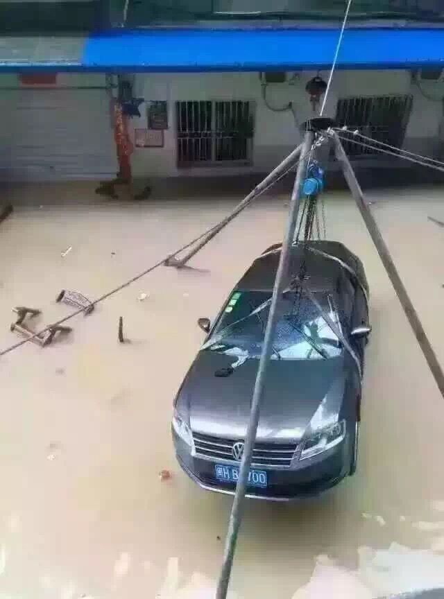 手拉葫蘆吊運(yùn)汽車(chē)